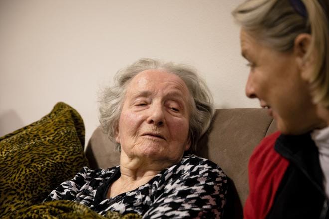 Kustaankartanon palvelukeskuksen asukas Helga Hovi(vasemmalla) sai 90-vuotissyntymäpäivän aattona vieraakseen tyttärensä Malla Hovin. Kuva: Joel Maisalmi