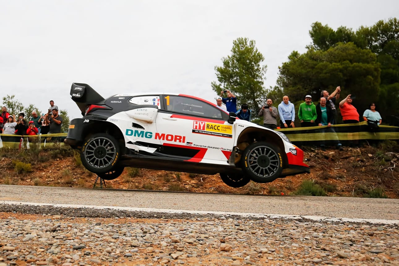 Toyotan Sebastien Ogier johtaa Katalonian rallia avauspäivän jälkeen. Kalle Rovanperä on toisena. LEHTIKUVA / AFP