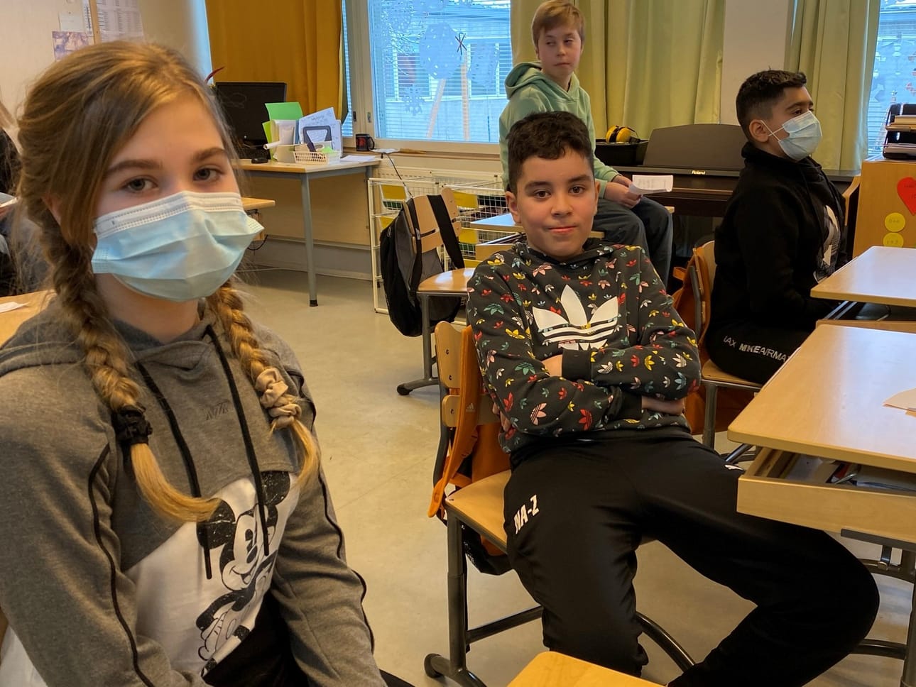 Vitosluokkalaiset Sofia ja Nawaf kuuluvat Hietalahden koulun toimittajakerhoon ja esittivät molemmat opetusministerille kaksi kysymystä.