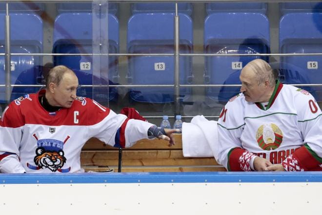 Presidentit Vladimir Putin ja Aleksander Lukashenko pelasivat jääkiekkoa tapaamisensa päätteeksi helmikuussa Sotshissa. KUVA: SERGEI CHIRIKOV/EPA