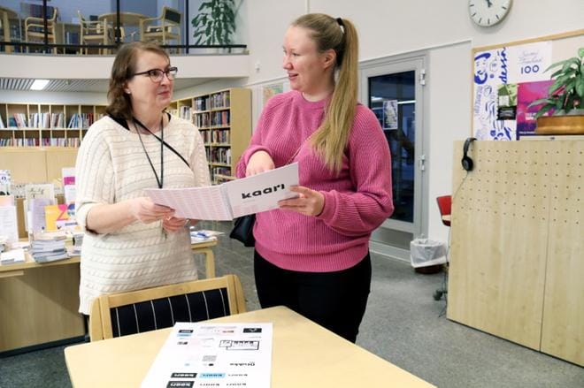 Taidegalleriavastaava Päivi Karjalainen lupasi, että Maija Jormanaisen käsikirja pääsee käyttöön viimeistään helmikuussa. KUVA: ANU NAHKALA