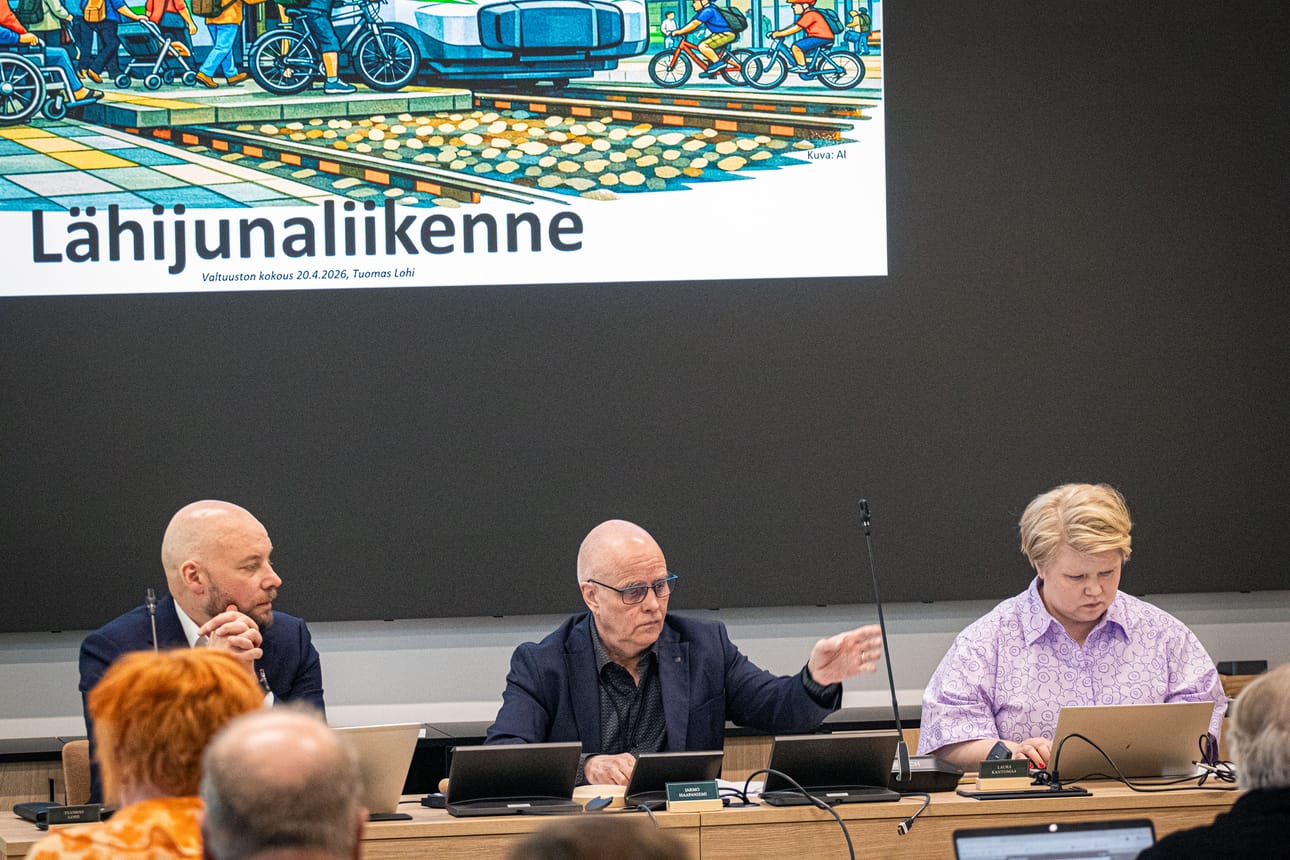 Kempele lähtee mukana Oulun seudun lähijunaliikenteeseen. Kunnanjohtaja Tuomas Lohi, valtuuston puheenjohtaja Jarmo Haapaniemi ja hallintojohtaja Laura Kantomaa.