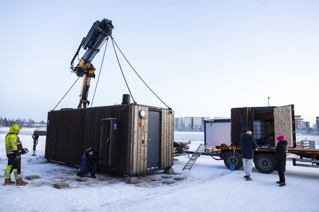 Konttisauna laskeutui Tuiran uimarannalle nosturin avulla. Kuvassa saunakontin edessä pääsuunnittelija Marko Asell.