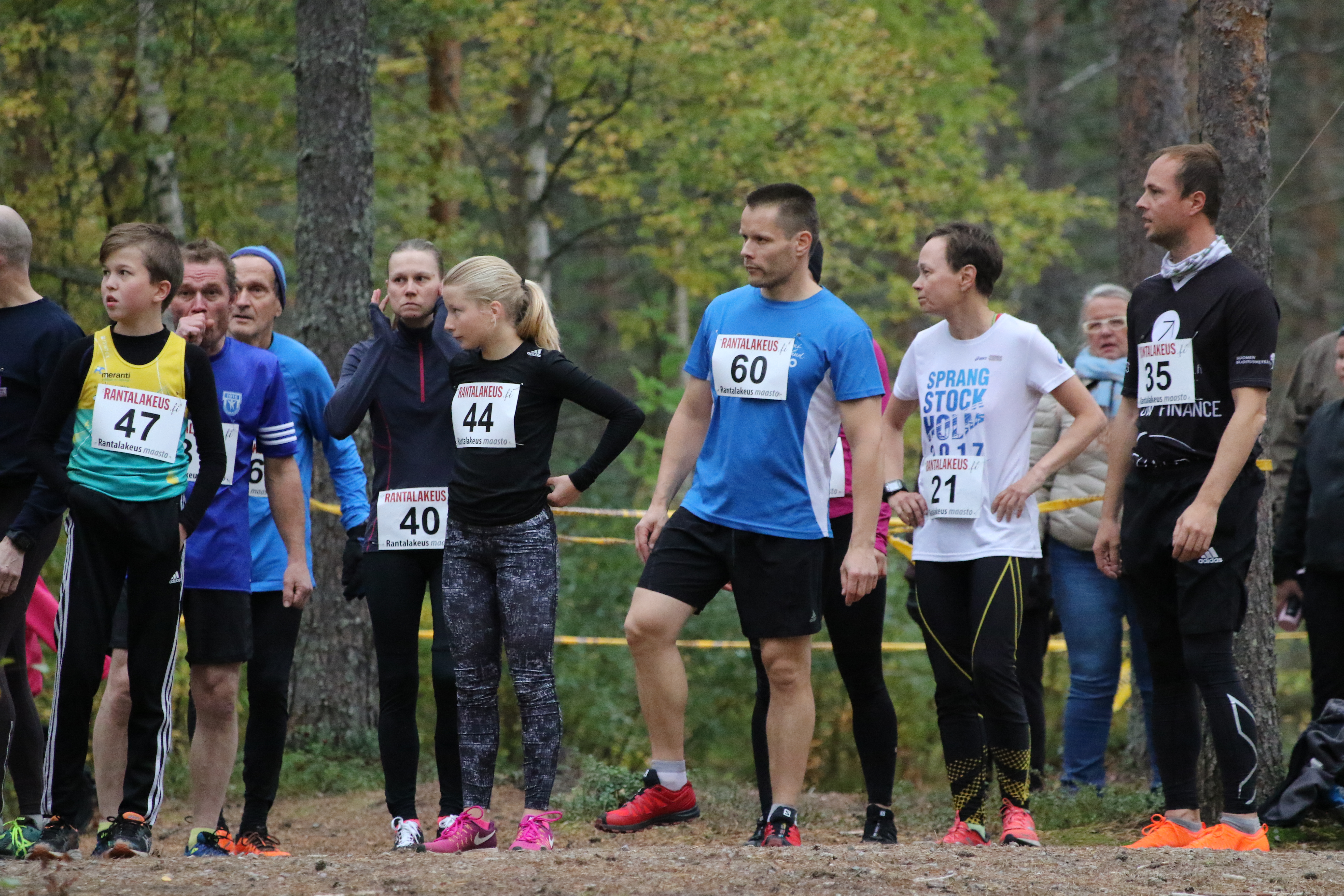 Pisimpien matkojen juoksijoita lähtöviivalla.