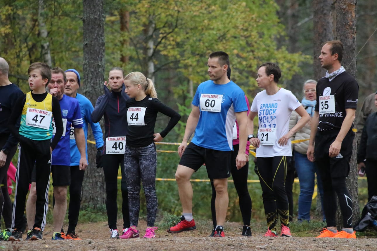 Pisimpien matkojen juoksijoita lähtöviivalla.
