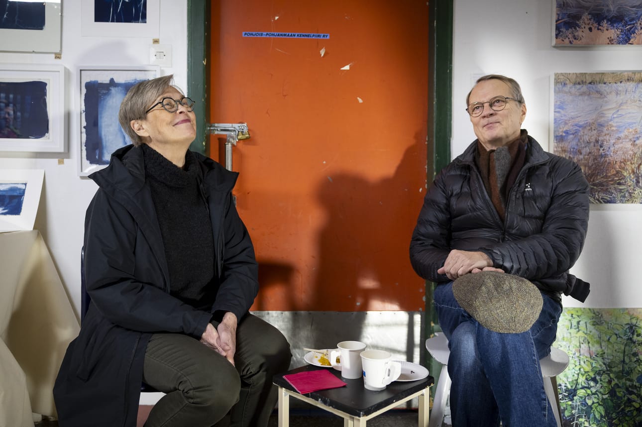 Auli Satokangas ja Arto Salonurmi pitivät kahvitauon taiteeseen tutustumisen välillä.