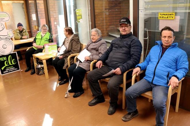 Ville Kustaa Luoma, Anneli Heimonen, Raili Salovaara, Aune Kankaanpää, Mikko Jussila ja Pekka Kankaanpää olivat Ylihärmän ennakkoäänestyspaikalla heti kymmeneltä. Heimonen vartioi Pieni ele -keräyksen lipasta, muut täyttivät kansalaisvelvollisuutensa. KUVA: ANU NAHKALA