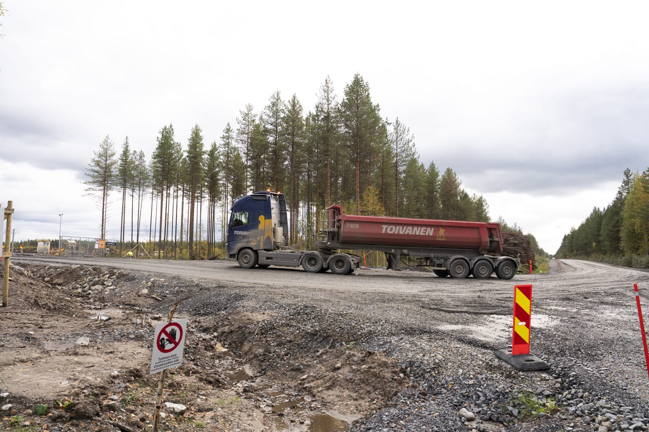 Rekka Muhoksen datakeskuksen rakennustyömaalla Leppiniemellä Muhoksella 11. syyskuuta 2026.