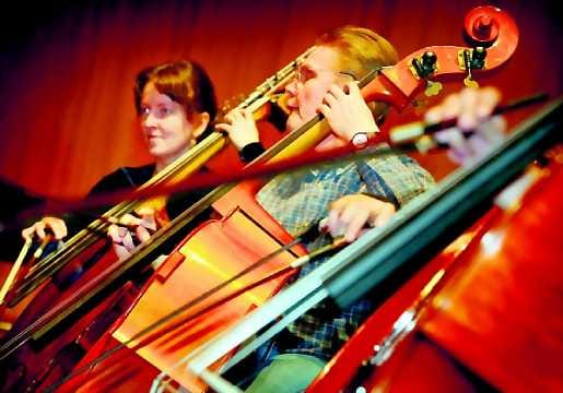 Kulttuuritekojen tekijät. Oulun kaupunginorkesteri haluaisi levyttää laajemminkin pohjoisen musiikkia. Kuvassa orkesterin basistit Anne Lai ja Juha Nääppä.