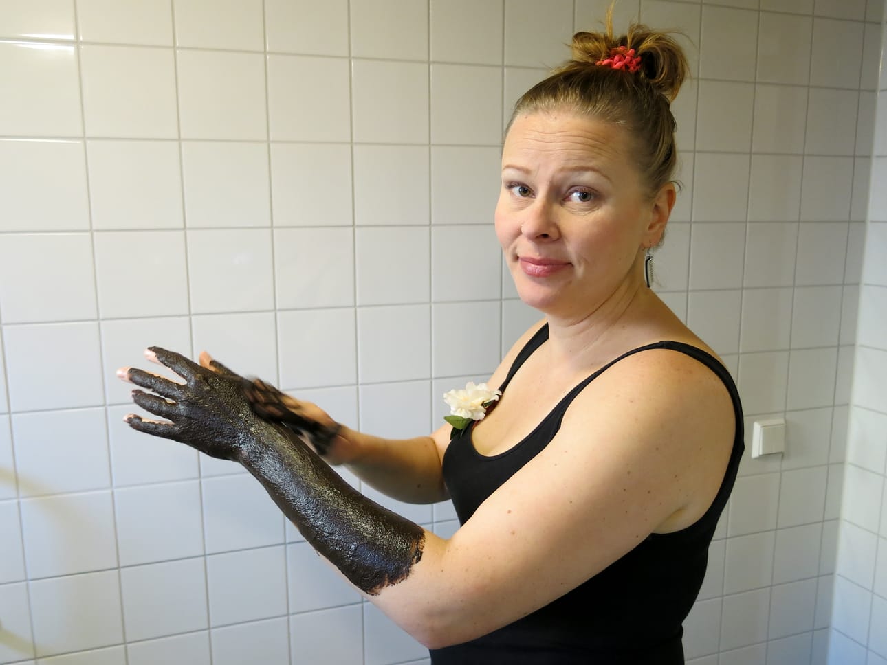 – Turpeella voi hoitaa vaikka kylmästä kärsiviä käsiä, kasvojen ihoa tai niskaa ja hartioita, sanoo MiRento-yrityksen turvehoitaja Minna Syed. Hän työskentelee kauneushoitola Marikissa Oulun Hintassa ja tekee keikkaa muuallekin, mutta toivoo löytävänsä myös hoitotilan Raahesta.