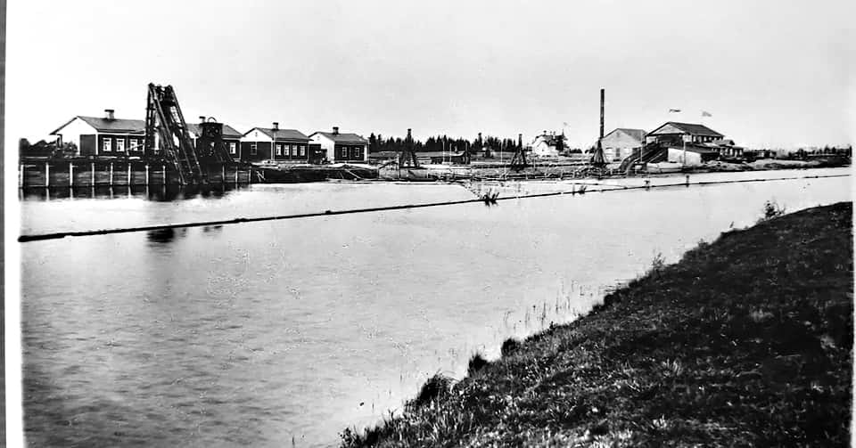Narikkaperää Raahen Sahan parhaina päivinä. Oikealla pilkottaa osa sahalaitoksesta ja sen vasemmalla puolella on Konttoripytinki eli Patruunan talo.