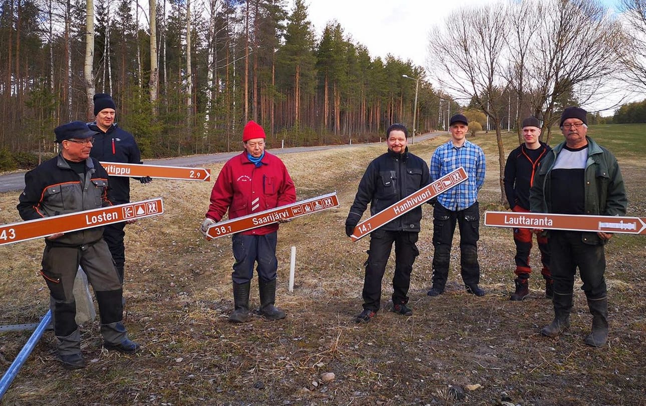 Aisapari-hankkeilla on saatu kuuteen kuntaan monenlaista hyvää. Kraatterijärven opastushankkeessa pystytettiin heijastavat viitat Leipätien vaellusreitille. Komiat-lehden kuva on vuodelta 2021.