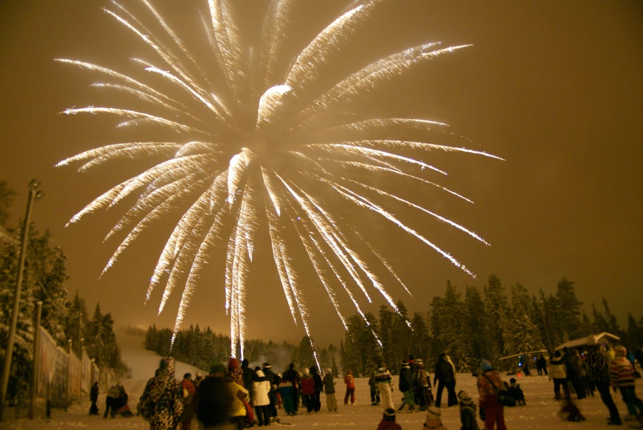 Ammattilaisten ilotulitusta Iso-Syötteen maisemissa.
