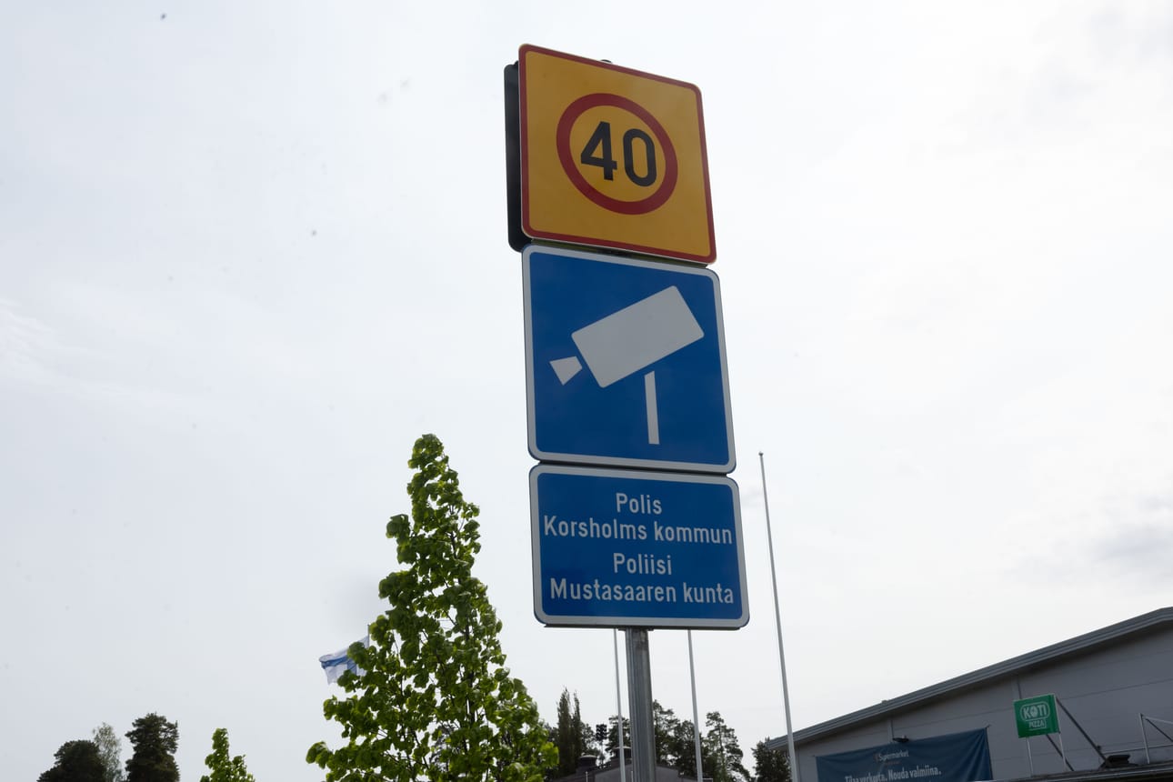 Mustasaaren Sepänkylän keskustaan on ilmestynyt viikon sisällä uusia liikennemerkkejä.