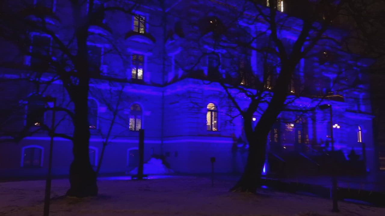 Sinivalkoiset valot syttyivät Suomen kunniaksi