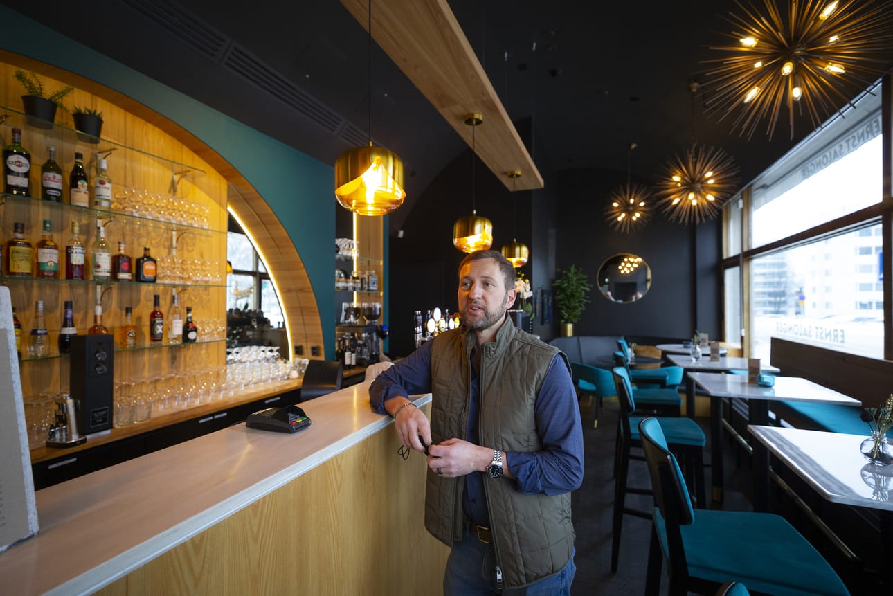 Ernstin bistrossa Hietasaarenkadulla tavoitellaan eurooppalaisen viinibaarin tunnelmaa, kertoo ravintoloitsija Robert Ekman.