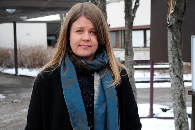 Psykologi Aila Joensuu rohkaisee ottamaan tarvittaessa yhteyttä ammattiauttajiin, jos ahdistus alkaa käydä liian raskaaksi. KUVA: EEVA-LIISA KULJU