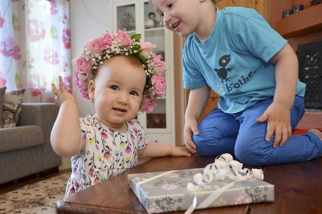 Jos Viljon veikkaus käy toteen, tulee Sopevimmasta muksusta Venla Vuodosta isona joulupukki. Viljosta taas tulee traktorimies. KUVA: HANNELE YLI-VIITALA