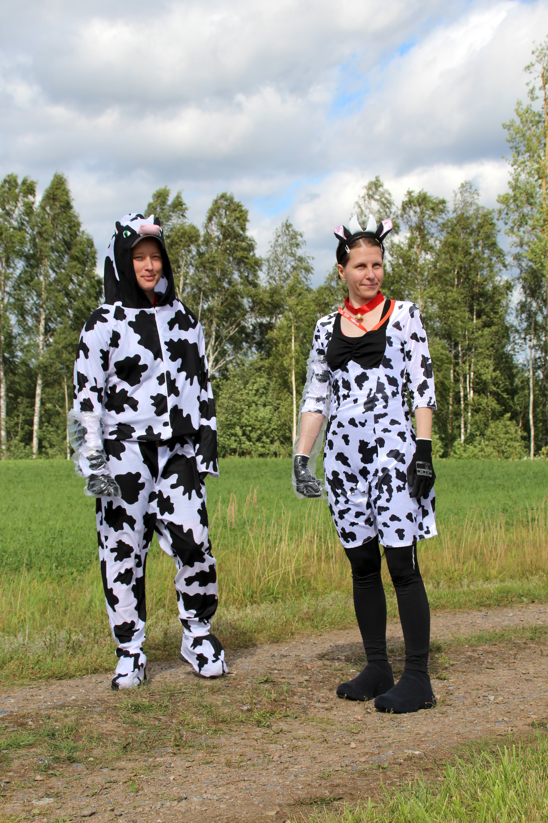 Lehemät olivat pukeutuneet Farmijuoksun teemaan sopivasti.