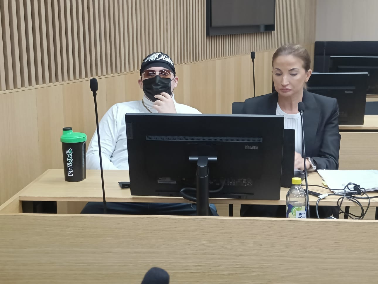 Kaukovainion Haukkapuistossa huhtikuussa tapahtuneesta taposta tuomittu Juuso Lukkari pukeutui käräjäoikeudessa kasvomaskiin ja tummiin aurinkolaseihin.