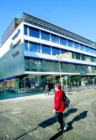 Moderni pankkitalo. KOP:n vanha kansallisromanttinen pankkitalo jyrättiin monien oululaisten yllätykseksi, tilalle saatiin Aarne Ervin suunnittelma rakennus.