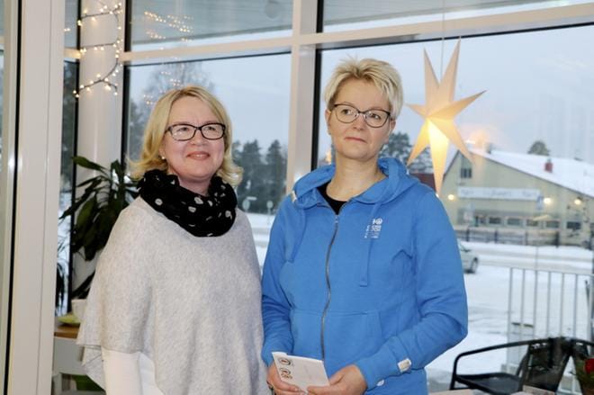 Alajärven Yrittäjien pj. Kirsi Kujala luovutti toista kertaa järjestetyn #ostanalajärveltä -kampanjan arvontapalkinnon, 200 euroa, Johanna Klemolalle (oik.). KUVA: SARI HEINILÄ