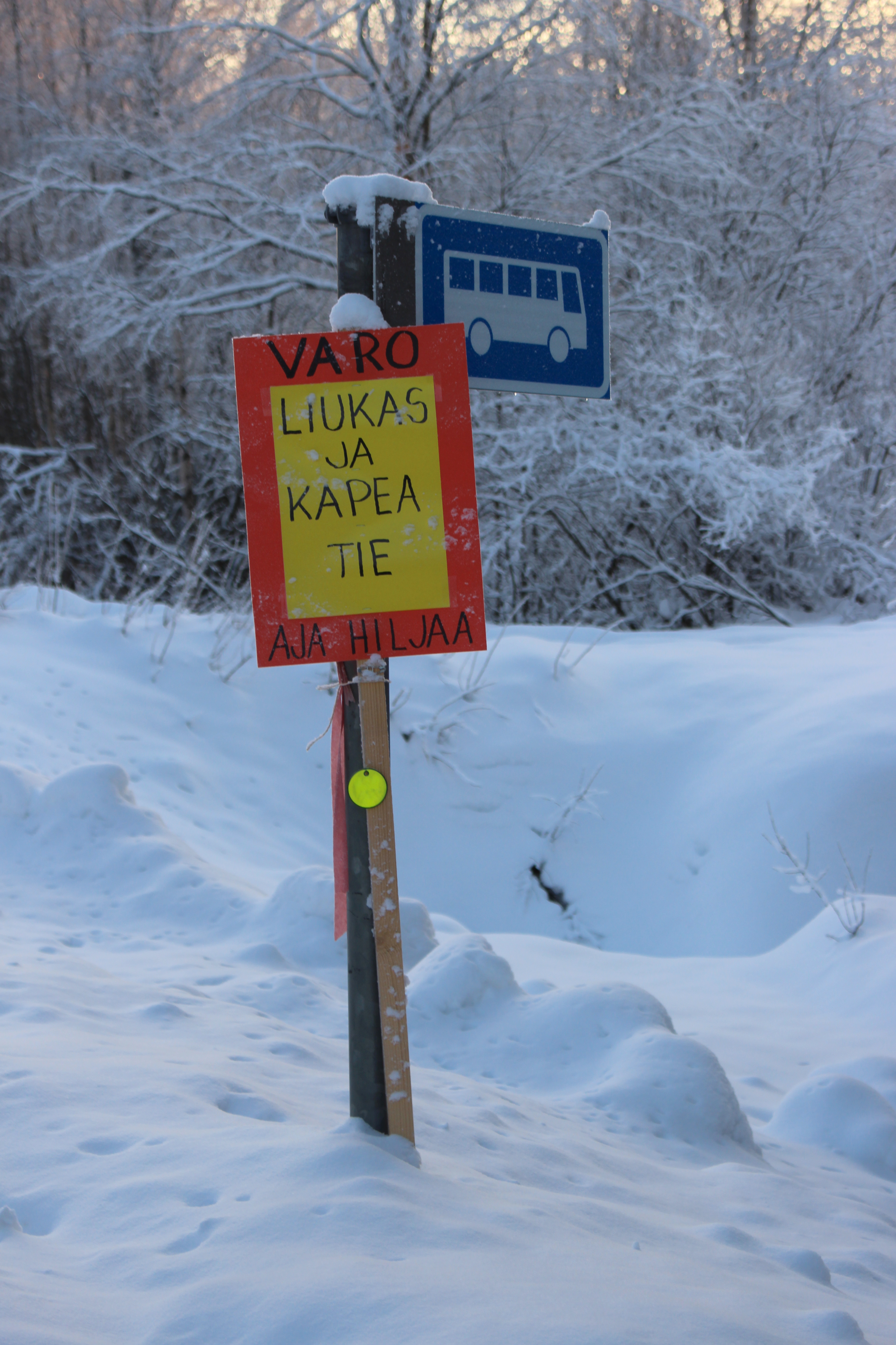 Teiden talvikunnossapito oli puheenaiheena koko jokilaaksossa. Kestiläntiellä tilanne meni niin surkeaksi, että kyläläiset tekivät varoitusmerkin. Kuva Sari Junnonaho