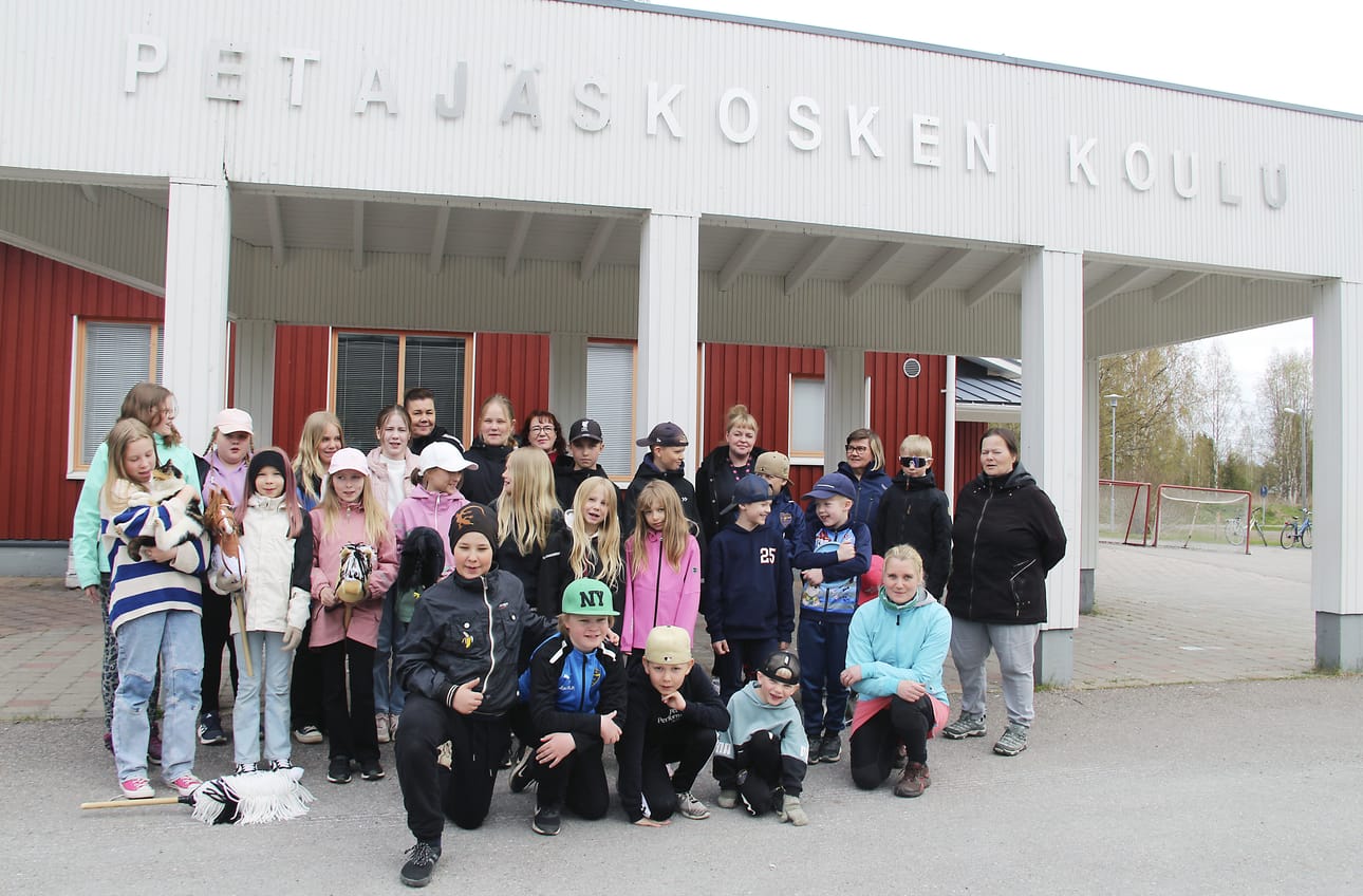 Petäjäskosken koululla on tänä keväänä ollut 24 oppilasta. Kuvaan pääsi mukaan myös naapuritalon kissa, joka käy viihdyttämässä lapsia välitunneilla.