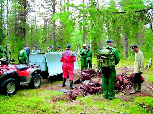 Välilanssissa. Maastosta kerätty romu on kasattu tien varrelle kuljetusta varten. Kasaa järjestelee sodankyläläinen Kalle Ruotanen.