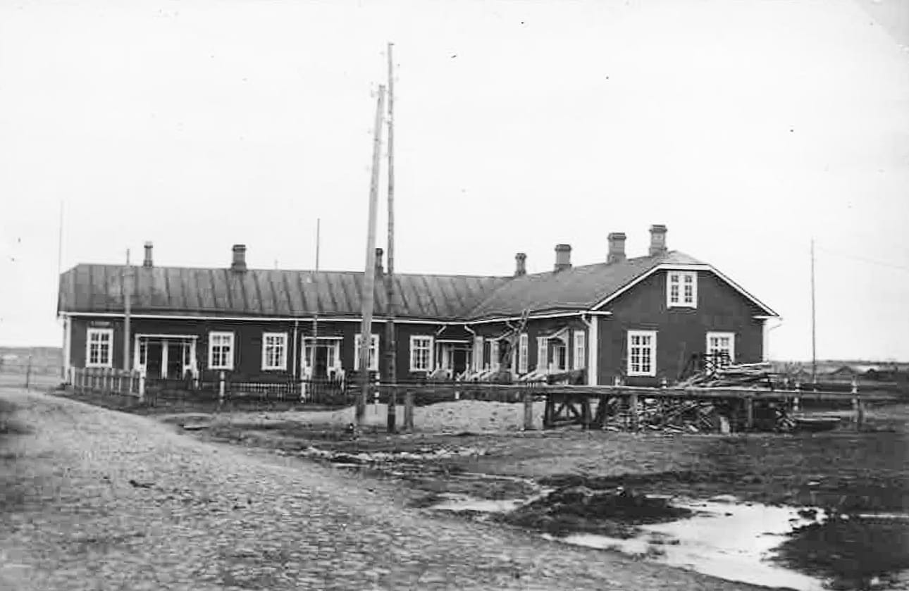 Halmesmäet asuivat pitkään Limingan Osuusmeijerin työsuhdeasunnossa Vinkkelissä. Rakennus sijaitsi meijerin viereisellä tontilla, johon nousee kohta kerrostalo.