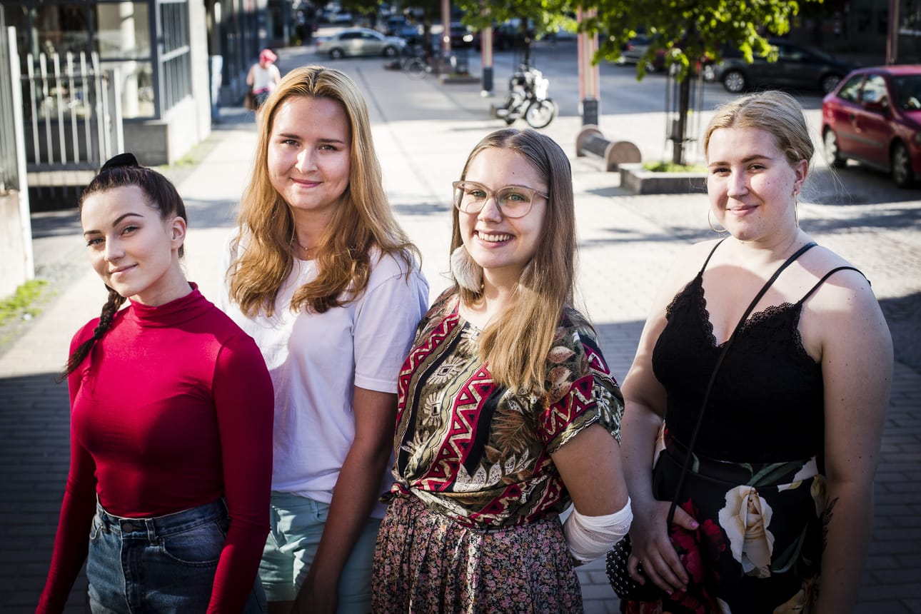 Aurora Kuusisto, Lotta Laitila, Mari Molkoselkä ja Erica Niemelä keskustelevat urheilusta ja koululiikunnasta.
