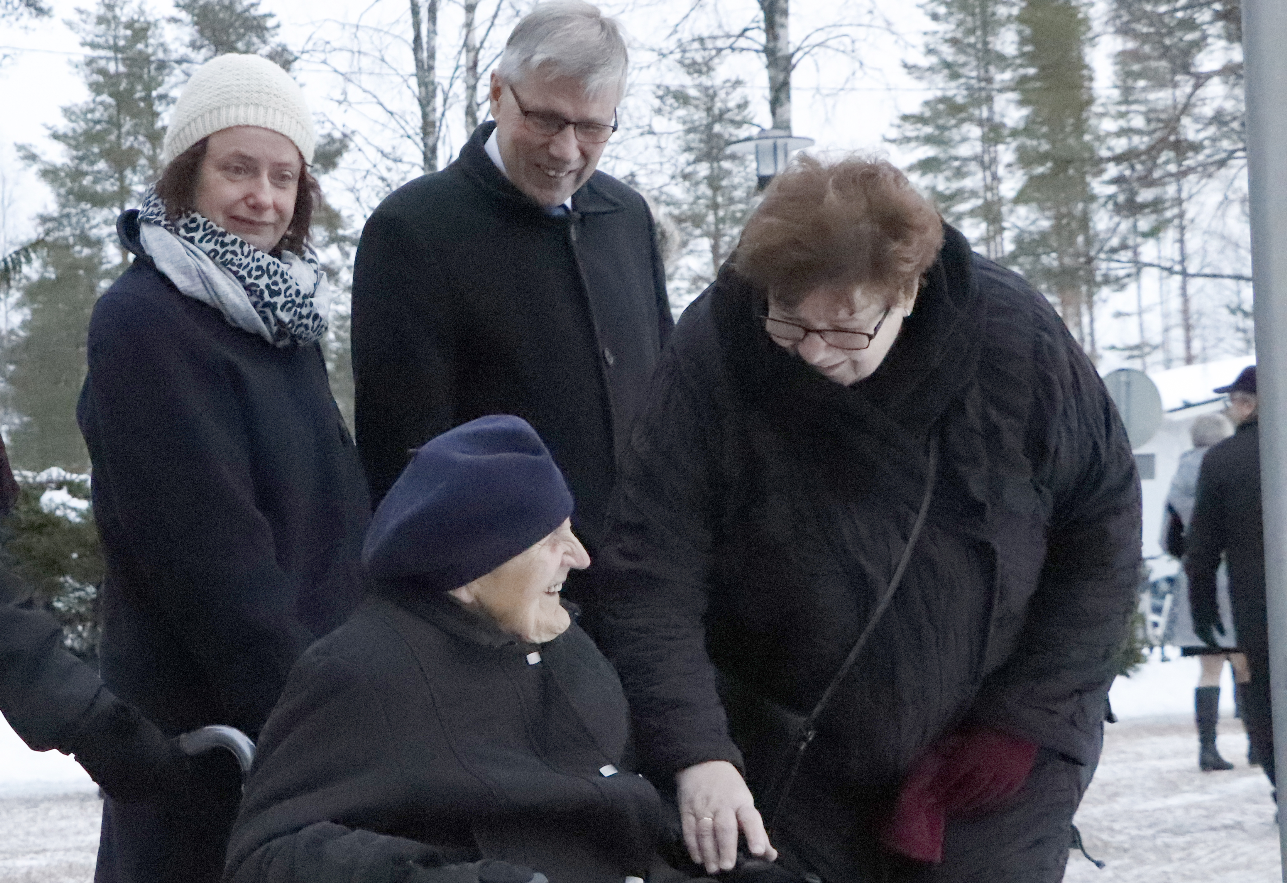 Anne Visuri, Jouko Nissinen ja Leena Nissinen toivottivat hyvää itsenäisyyspäivää Tilda Arbeliukselle.