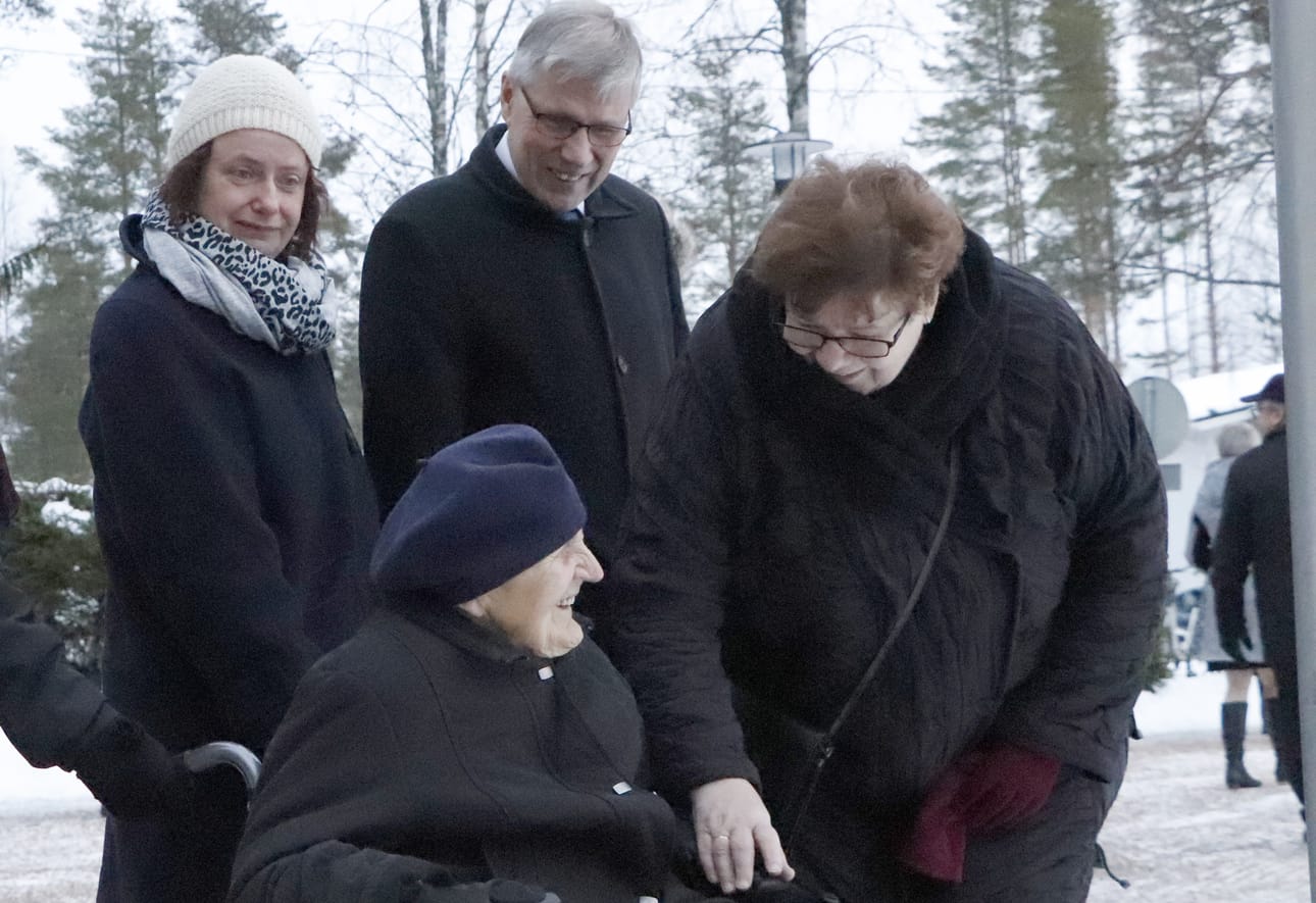 Anne Visuri, Jouko Nissinen ja Leena Nissinen toivottivat hyvää itsenäisyyspäivää Tilda Arbeliukselle.