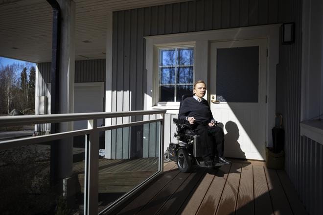 Koronaviruksen riskiryhmään itsekin kuuluva Johan Kullas iloitsee sovelluksesta, jonka avulla viruksen jäljittäminen sujuu aiempaa helpommin. KUVA: JARNO PELLINEN