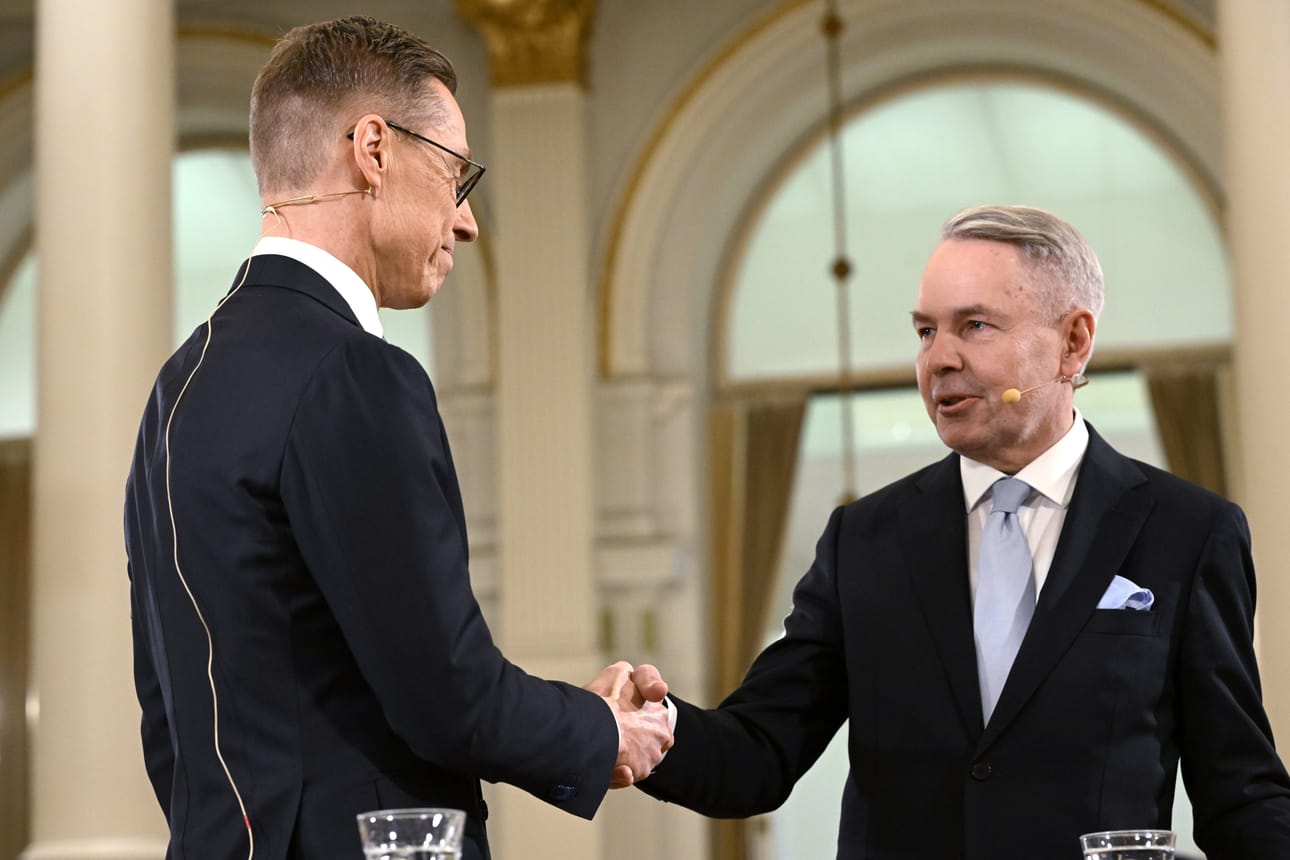 Alexander Stubb ja Pekka Haavisto kättelivät, kun Ylen ennuste vaalien tuloksesta julkistettiin.