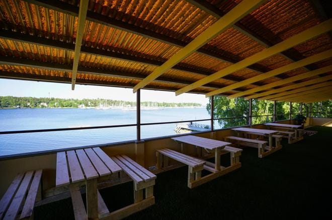 Neljänä kesänä Hietasaaren uimarannalla on toiminut kahvila Hietasaaren Helmi. Sen taival oli paikoin ohdakkeinen: kesällä 2018 ja 2019 Vaasassa sattui jätevesivuotoja mereen, ja viime kesänä kahvilatoimintaan vaikuttivat koronarajoitukset. ARKISTOKUVA: SAMPPA TOIVONEN