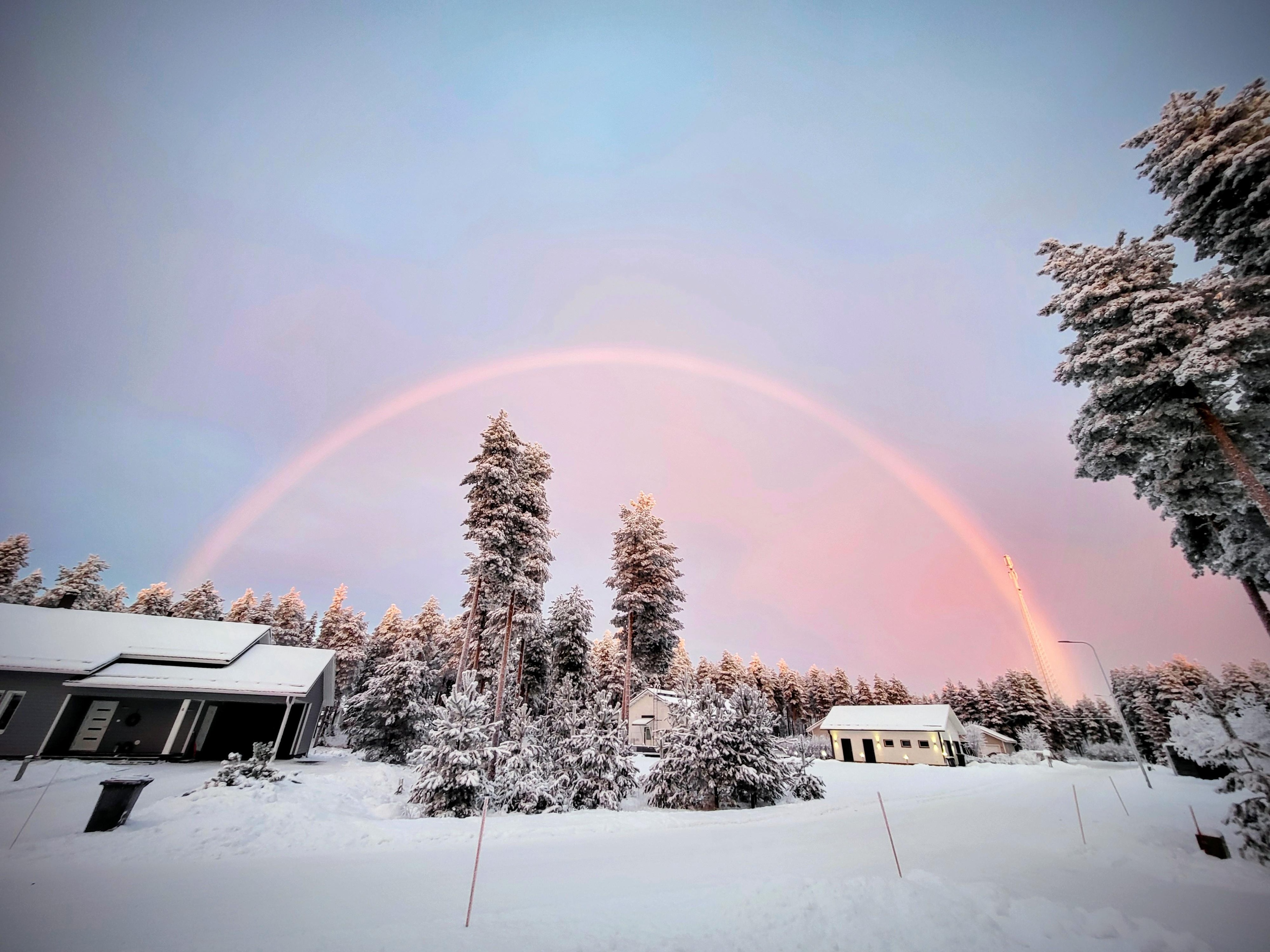 Oulun taivaalle piirtyi sateenkaari keskellä talvea – Katso lukijoiden kuvia erikoisesta valoilmiöstä
