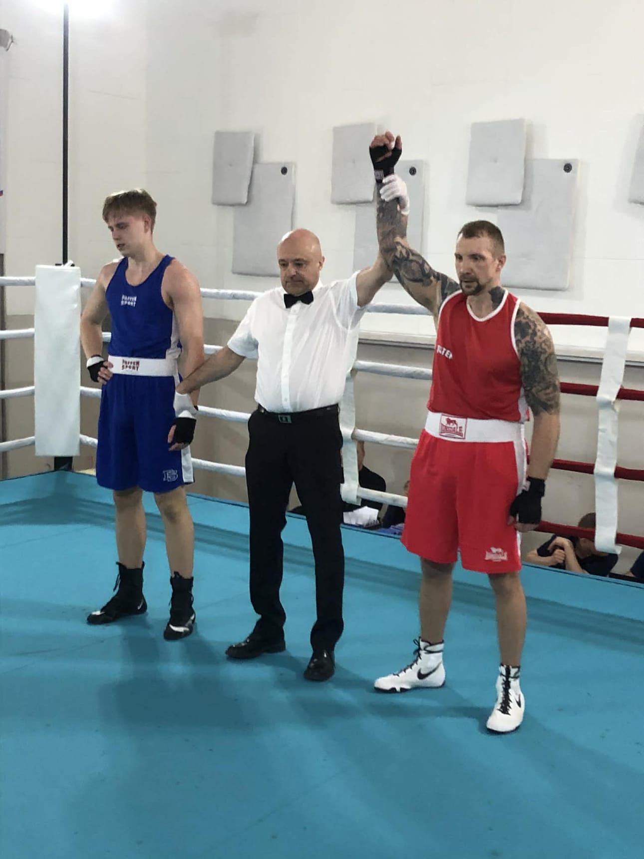 Raahen Nyrkkeilijöiden Joonas Koskikankaan käsi nostettiin pystyyn voiton merkiksi. Ruotsalainen Melker Nyman oli häviävänä osapuolena.