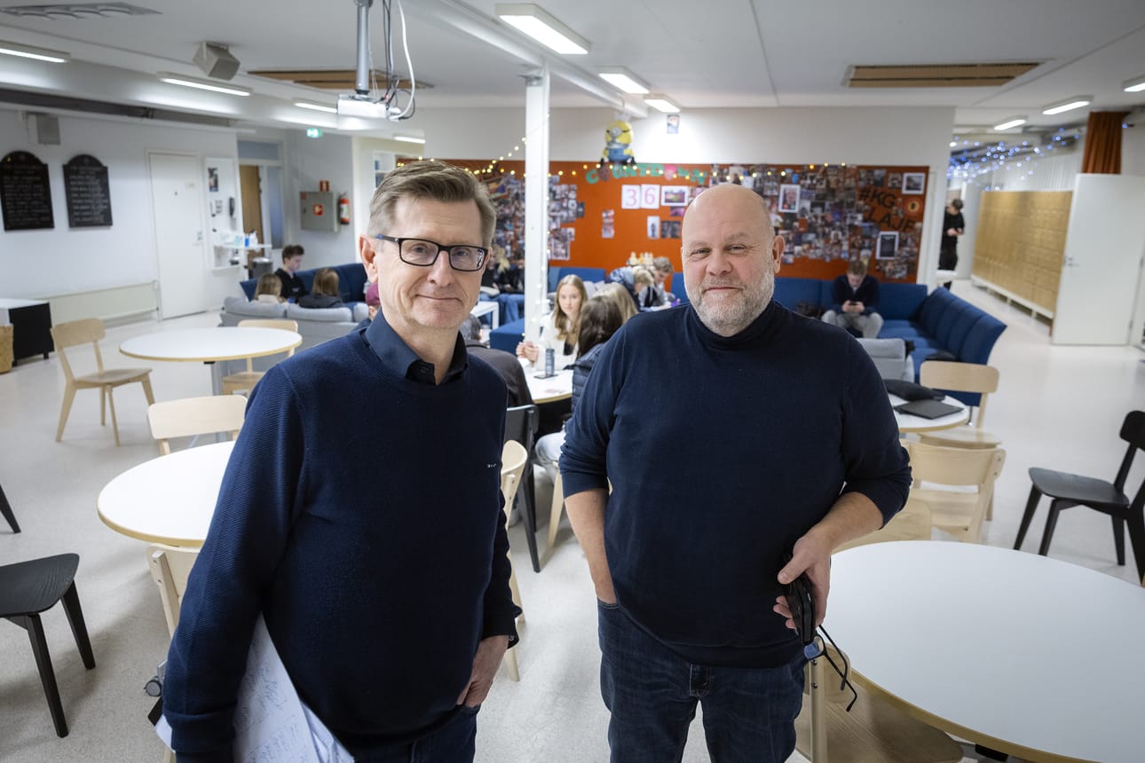 Mustasaaressa sijaitsevan Korsholms Gymnasiumin rehtori Joakim Bonns ja vararehtori Hans Backman ovat iloisia siitä, että heidän koulunsa on menestynyt hyvin valtakunnallisessa lukiovertailussa. Bonnsin mukaan koulun opettajat ovat kokeneita ja heille on tärkeää, että oppilaat viihtyvät.