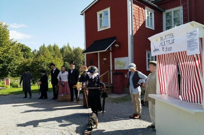 Vaasa-Mustasaari oppailla on ollut haastava vuosi vallitsevan koronaviruksen vuoksi. Ohjelmaa on silti riittänyt opastuskierrosten lisäksi muitakin projekteja, kuten alueen historiapolun kunnostusta. Kuva: Raija Rintakallio