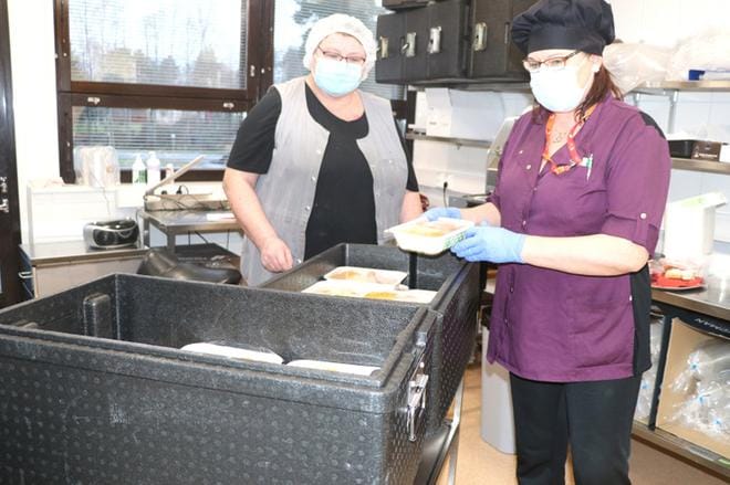 Ravitsemispalveluesimies Katariina Yli-Hynnilä ja suurtalouskokki Merja Vuorenmaa pakkasivat jouluaterioita kuljetusta varten. KUVAT: SAILA COLLANDER