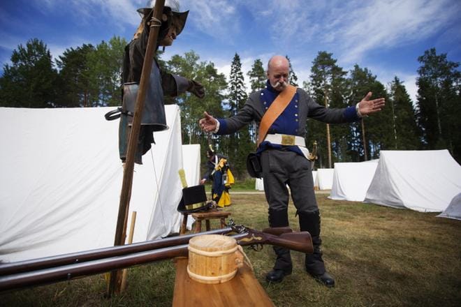 1800-luvulla sotaan lähdettiin parhaat päällä. – Korkea hattu laitettiin päähän, kun sotaan lähdettiin kuolemaan, Martti Rantala sanoo. KUVAT: MARIA MÄKI