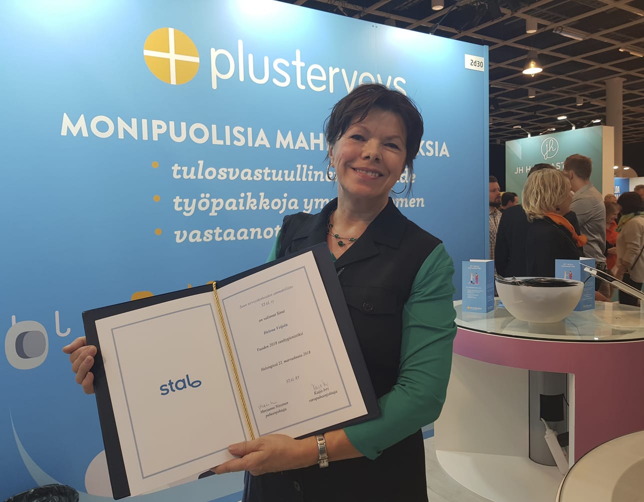 Helena Veijola palkittiin kunniakirjalla.