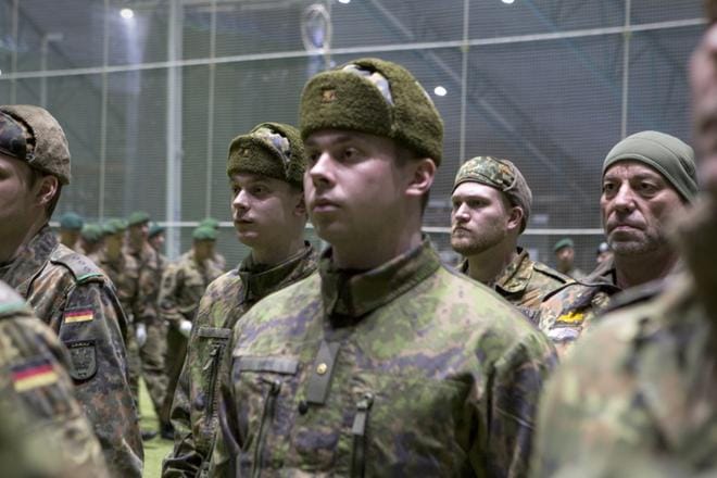 Petteri (takana keskellä) ja Henry Pärmi (keskellä) osallistuvat viikonlopun jääkärijuhlaan. Veljesten esi-isä Nikke Pärmi saapui sata vuotta sitten jääkäreiden pääjoukon kanssa Vaasaan. KUVAT: PAULA KASKIMAA