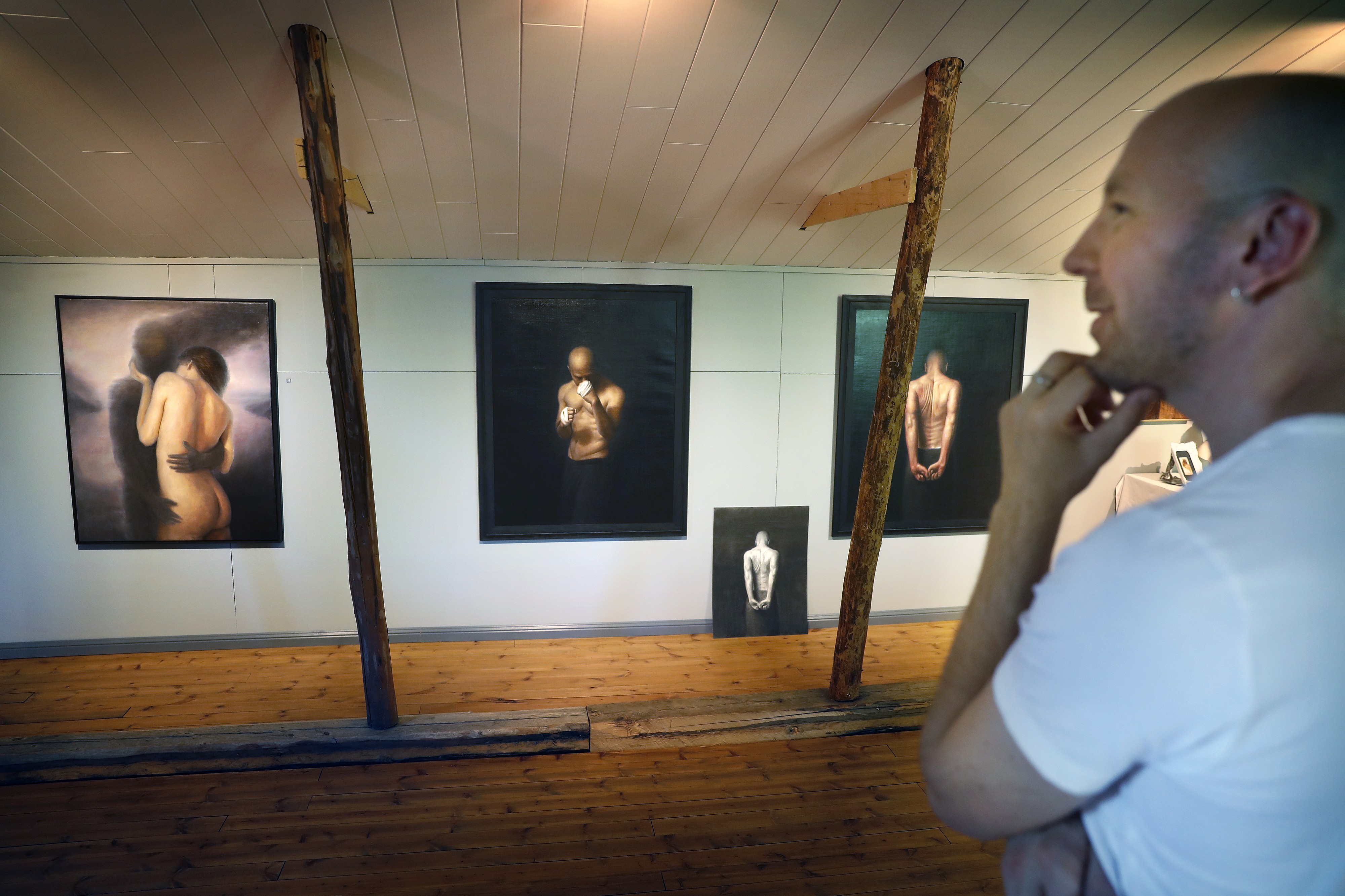 Taiteilija-galleristi Sampo Kaikkonen kertoo viime aikoina pohtineensa menetystä ja suhtautumista elämän vastoinkäymisiin. Vahvuus I (kesk.) ja Vahvuus II (oik.) heijastelevat kamppailuvalmista ja herkkää lähestymistapaa.