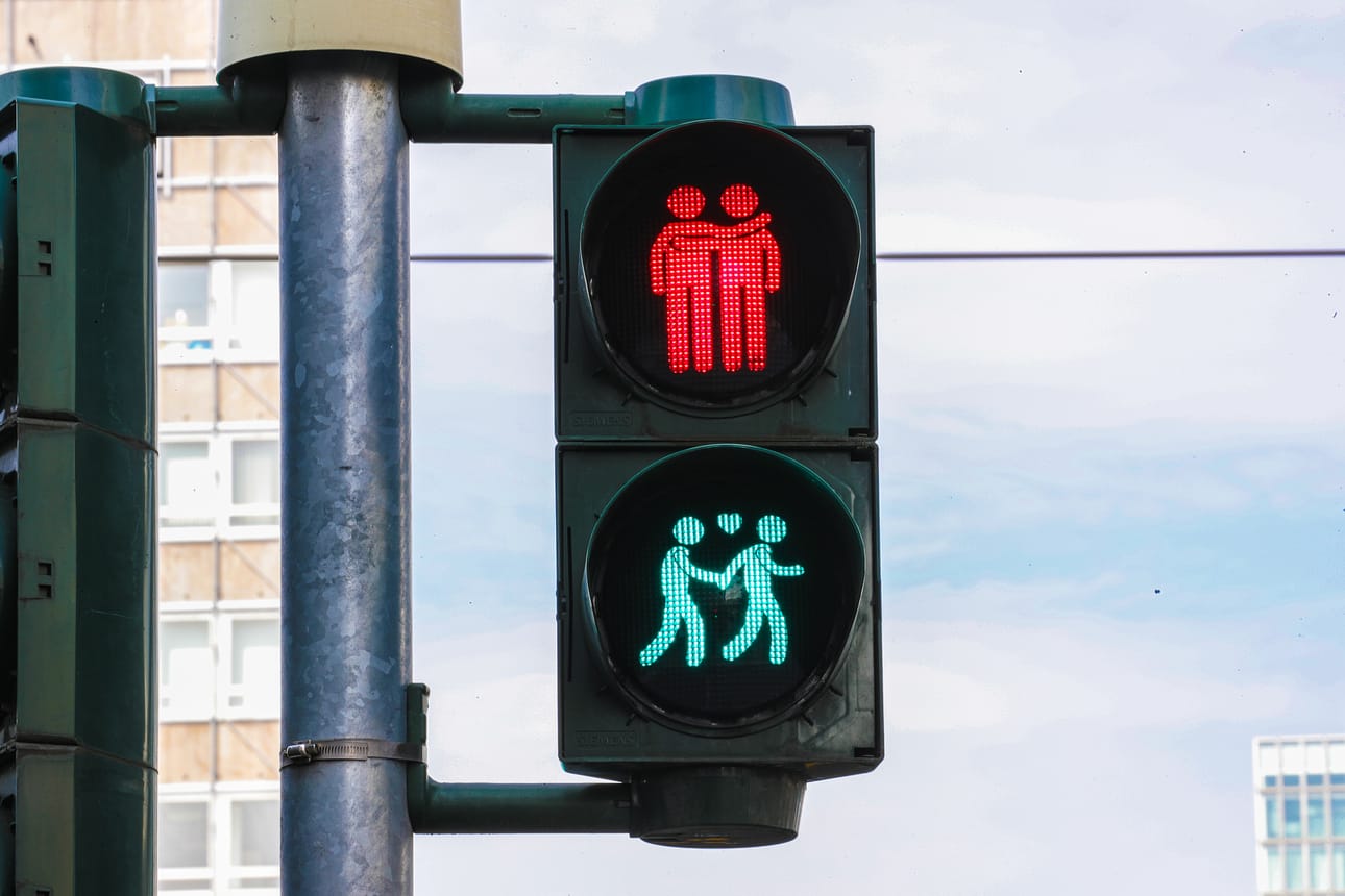 Saksassa Frankfurtissa liikennevalot muistivat myös kaupungissa järjestetty pride-kulkuetta viime vuoden kesällä.