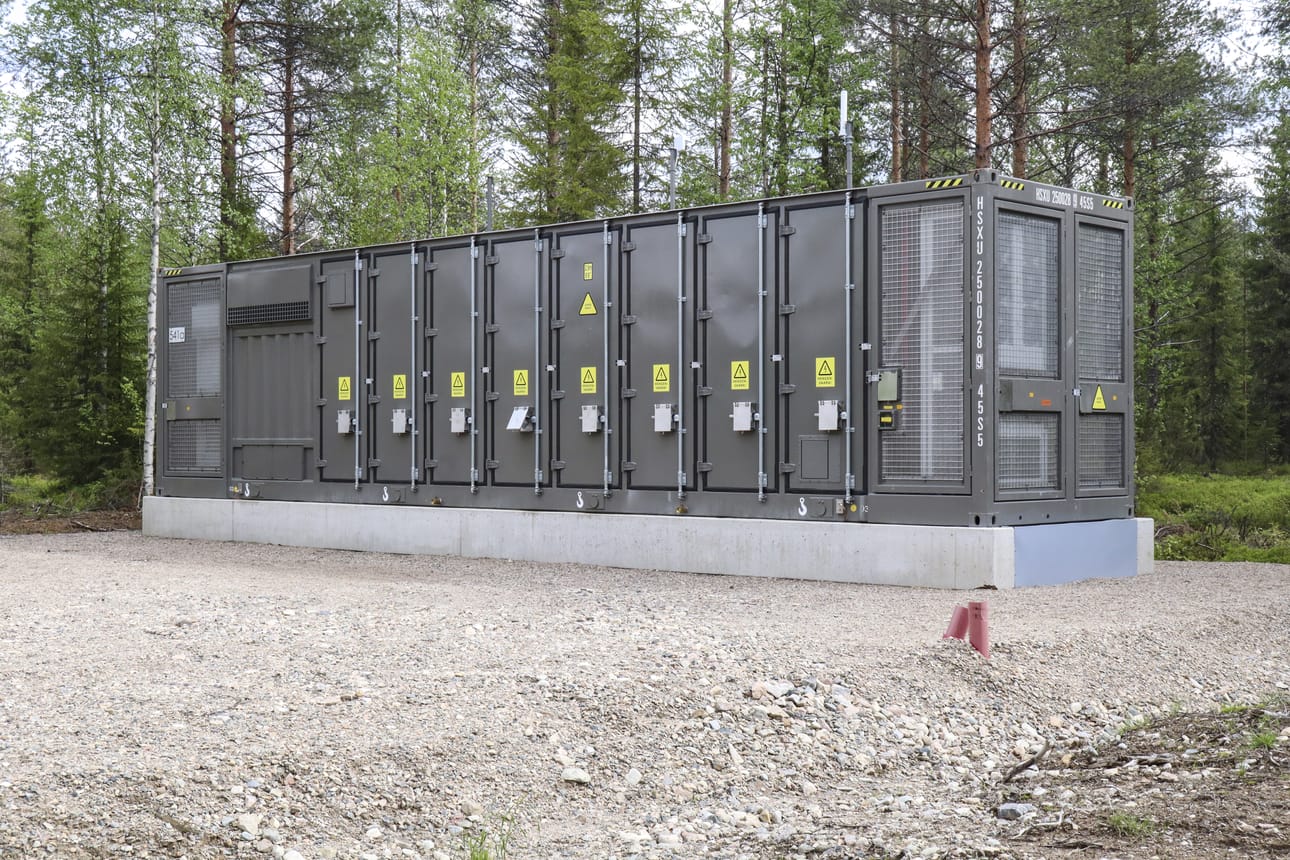 Vöyrin Söderskogeniin tulee akkuvarasto ennen tuulivoimaloita. Kuvan akku on rakennettu Pudasjärvelle.