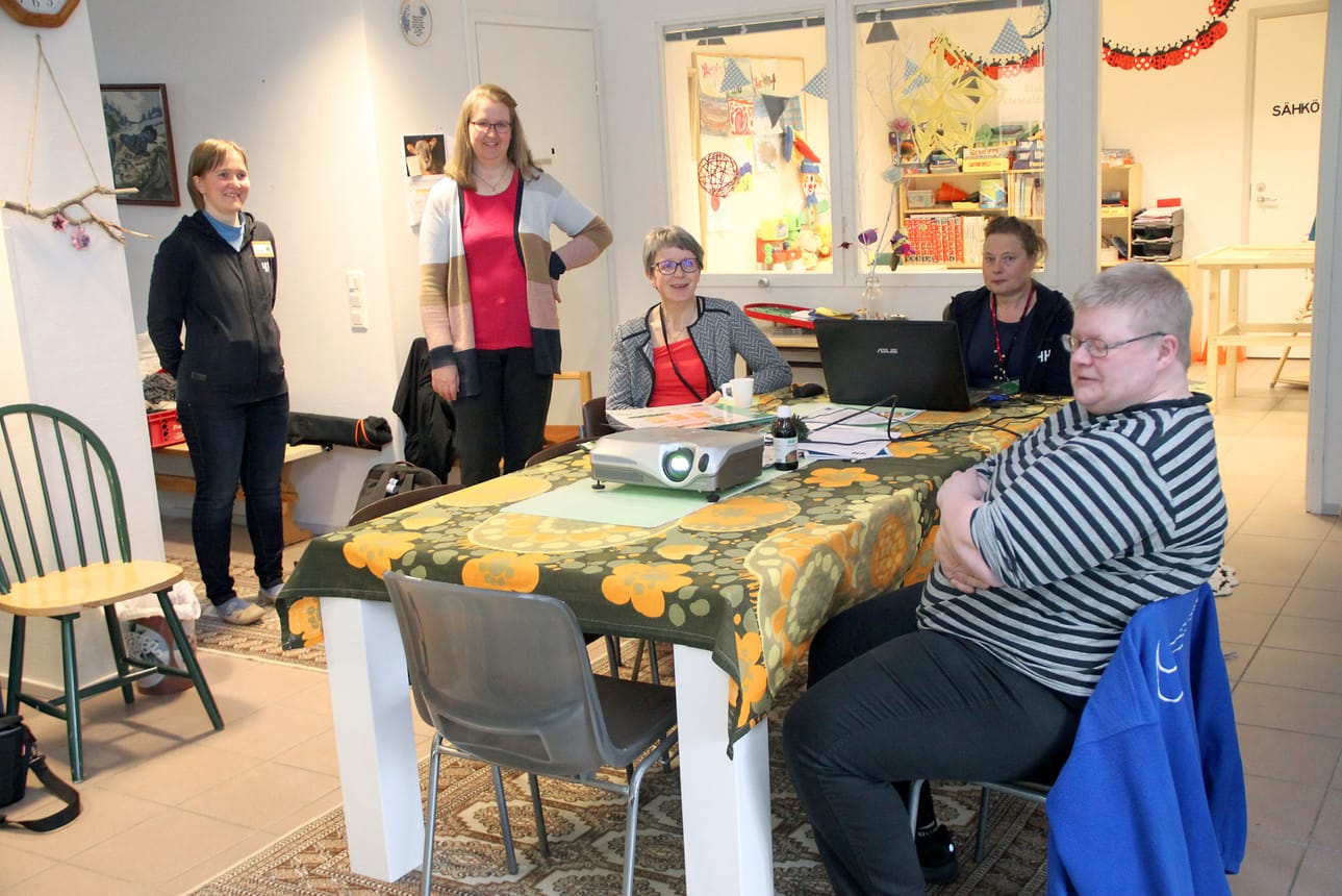 Metsäkeskuksen Metsästä monituotebisnestä -hankkeen Info-tilaisuus luonnontuotteiden keruusta kiinnostuneille pidettiin viime viikolla Topi-tuvalla. Kuvassa Anna Riepula, Anni-Inkeri Törmänen (LAromit), Raili Hokajärvi (Metsäkeskus), Tiina Salonpää (4H) ja Maire Nissi.
