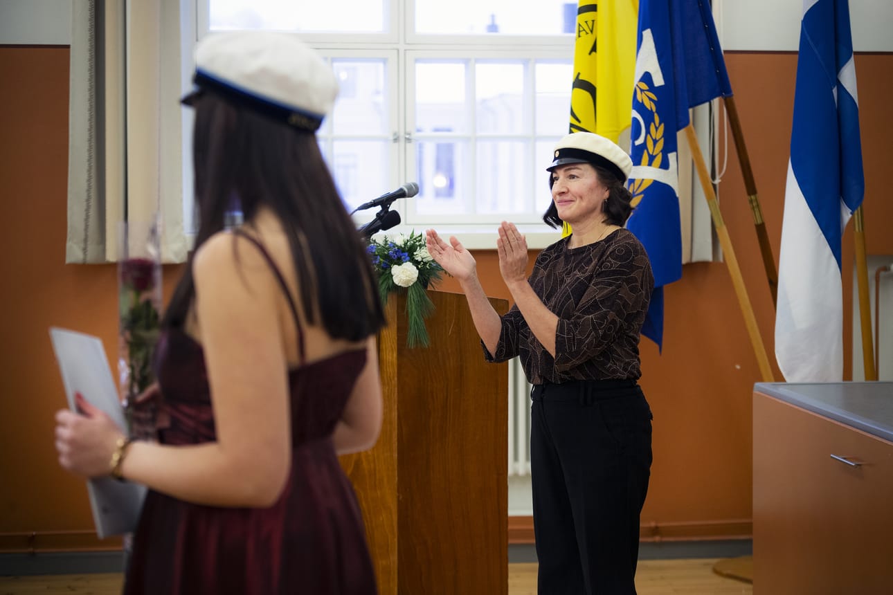 Vasa gymnasiumin rehtori Anne Levonen juhli perjantaina menestyslukiosta ylioppilaaksi kirjoittaneita.