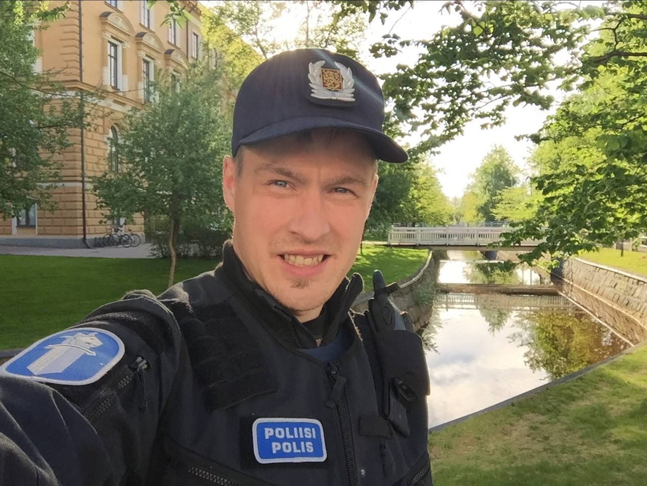 Vanhempi konstaapeli Lauri Nikula tekee nettipoliisin töitä Oulun poliisilaitoksella.
